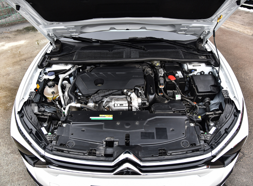 东风雪铁龙这次下本了，凡尔赛C5 X长4805mm油耗5.8L，还配爱信8AT