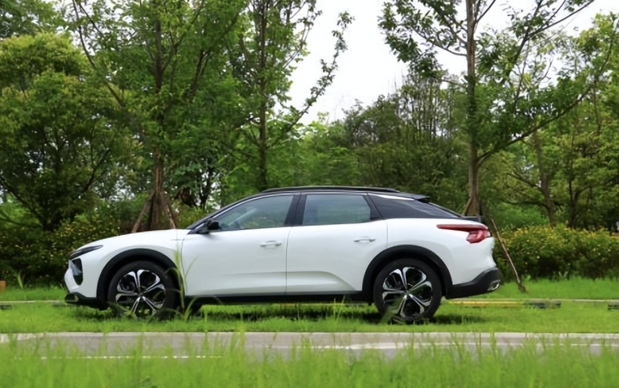东风雪铁龙这次下本了，凡尔赛C5 X长4805mm油耗5.8L，还配爱信8AT