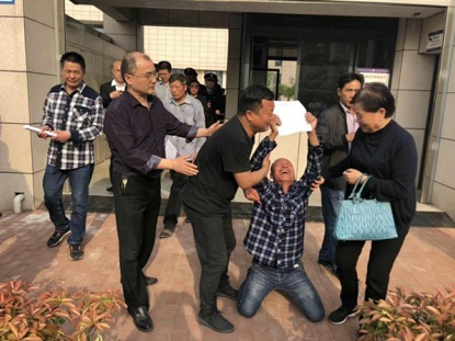 宣判无罪后，周在春跪地痛哭。（图片由受访者提供）