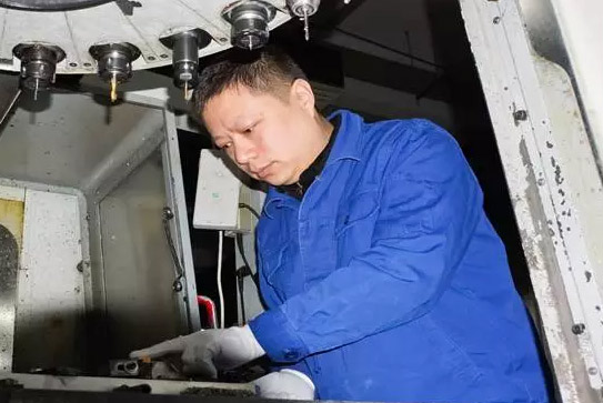 胡胜在车间操作设备