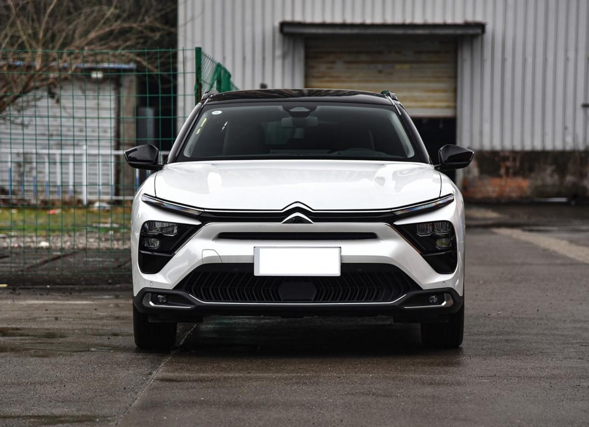 东风雪铁龙这次下本了，凡尔赛C5 X长4805mm油耗5.8L，还配爱信8AT