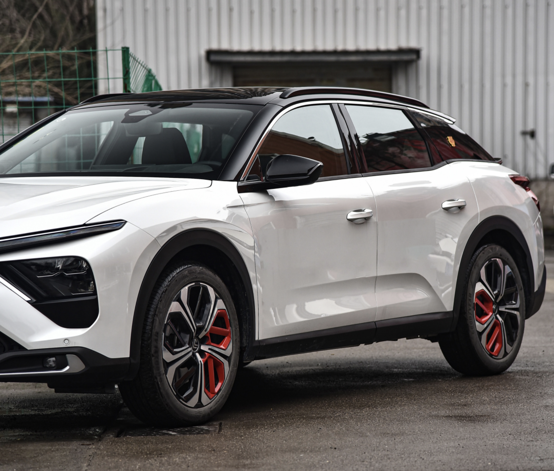 东风雪铁龙这次下本了，凡尔赛C5 X长4805mm油耗5.8L，还配爱信8AT