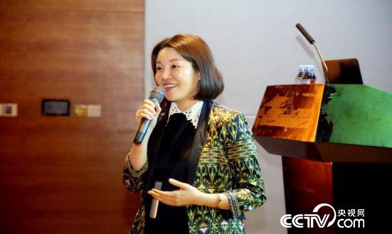 华为消费者业务CMO张晓云进行“文化创新引领国际品牌建设”主题分享（朱俊宇 摄）
